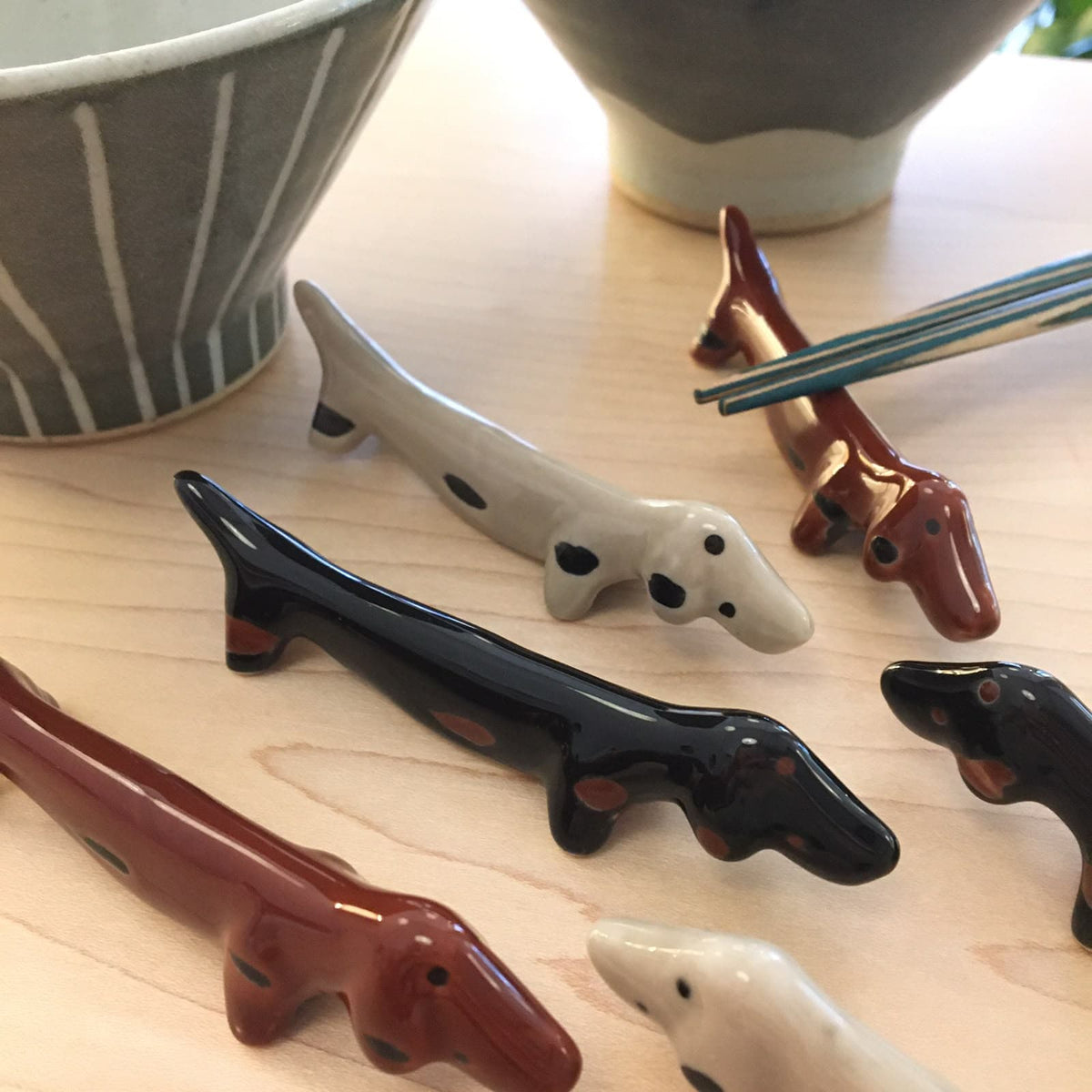 Soporte de palillos - perro salchicha -